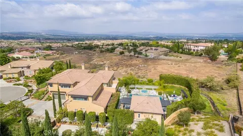 View/Area - 455 Wrightwood Ct, Riverside, CA 92506 photo 4 of 9