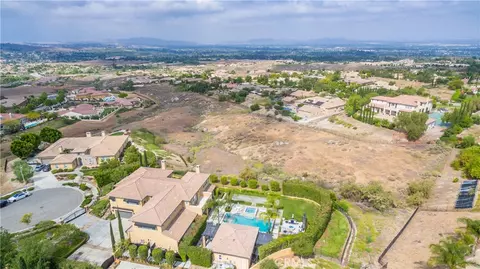 View/Area - 455 Wrightwood Ct, Riverside, CA 92506 photo 6 of 9