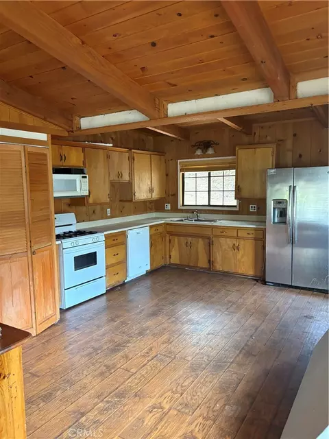 Kitchen - 5304 Desert Vw, Wrightwood, CA 92397 photo 2 of 2