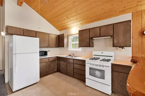 Kitchen - 1140 Mitchell, Big Bear City, CA 92314 photo 6 of 10