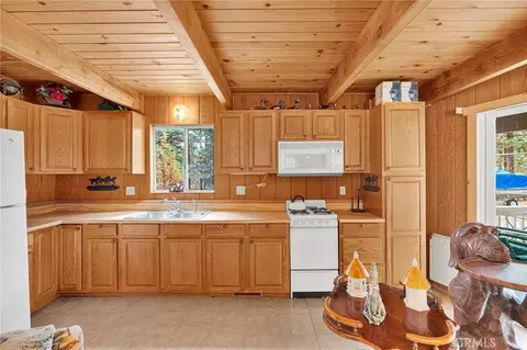 Kitchen - 1140 Mitchell, Big Bear City, CA 92314 photo 3 of 10