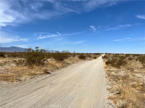 2 Sandstone Rd, Phelan, CA 92301 photo 4