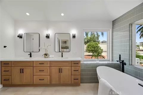 Bath - 13971 Pequot Dr, Poway, CA 92064 photo 3 of 6