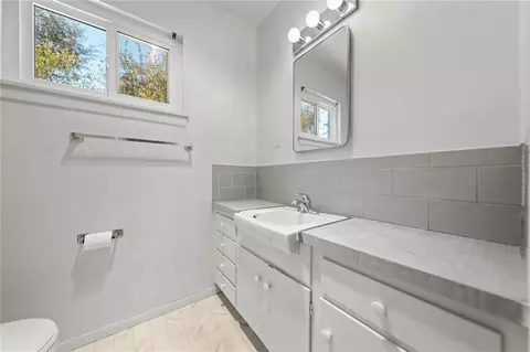 Bath - 4432 Beverly Ct, Riverside, CA 92506 photo 2 of 3