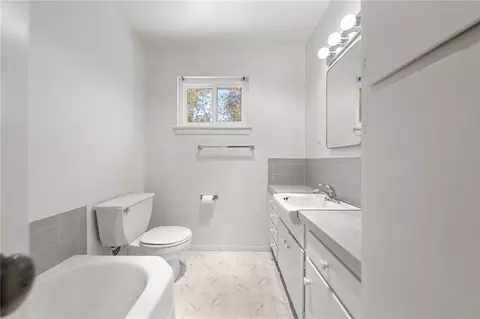 Bath - 4432 Beverly Ct, Riverside, CA 92506 photo 1 of 3