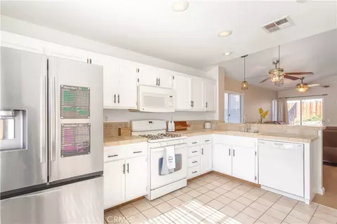 Kitchen - 1298 Canterbury, Perris, CA 92571 photo 2 of 3