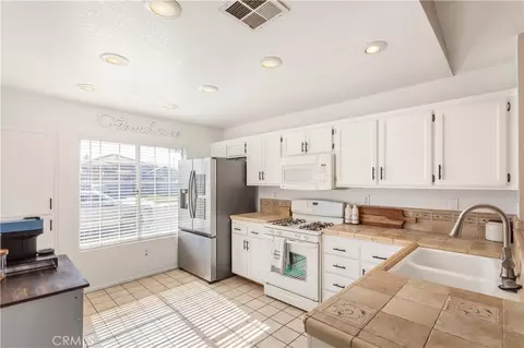 Kitchen - 1298 Canterbury, Perris, CA 92571 photo 3 of 3