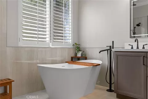 Bath - 540 Mountain House, Riverside, CA 92506 photo 3 of 7