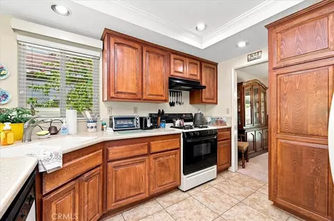 Kitchen - 29028 Willow Crk, Highland, CA 92346 photo 2 of 6