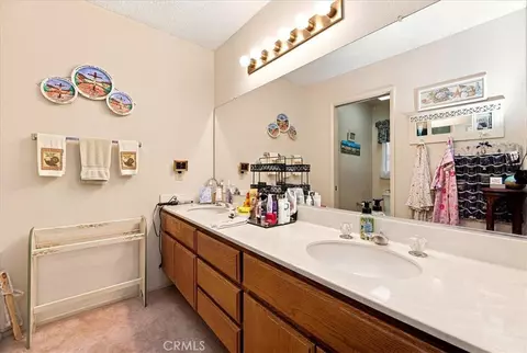 Bath - 29028 Willow Crk, Highland, CA 92346 photo 1 of 3