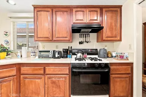 Kitchen - 29028 Willow Crk, Highland, CA 92346 photo 4 of 6