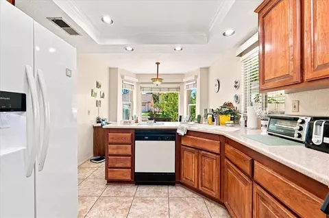 Kitchen - 29028 Willow Crk, Highland, CA 92346 photo 5 of 6