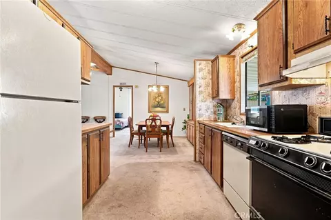661 Roadrunner, Perris, CA 92570 photo 6
