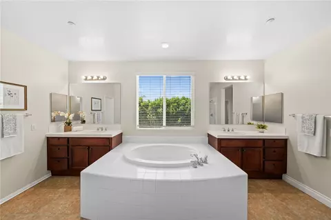 Bath - 9511 Capitan Ct, Riverside, CA 92508 photo 3 of 7
