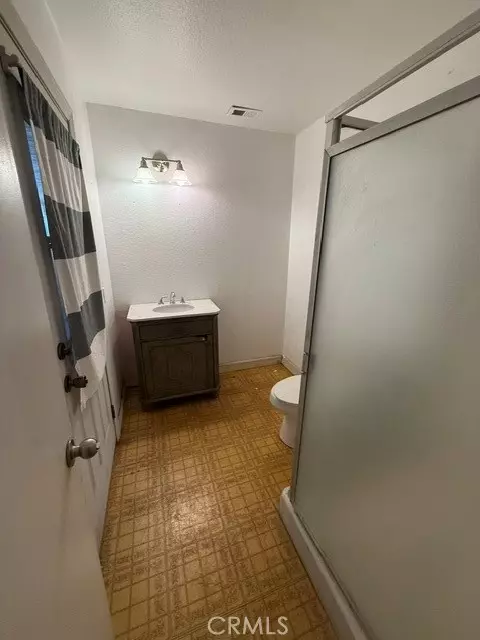 Bath - 6864 Olympia Dr, Riverside, CA 92503 photo 4 of 4
