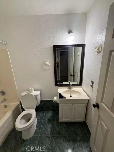 Bath - 6864 Olympia Dr, Riverside, CA 92503 photo 1 of 4