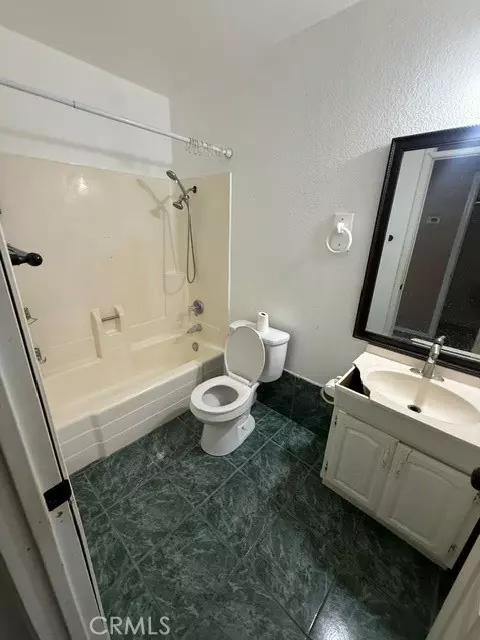 Bath - 6864 Olympia Dr, Riverside, CA 92503 photo 2 of 4