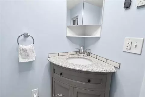 Bath - 27548 Meadow, Lake Arrowhead, CA 92352 photo 2 of 3