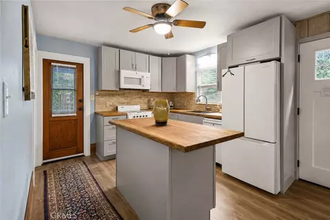 Kitchen - 27548 Meadow, Lake Arrowhead, CA 92352 photo 1 of 2
