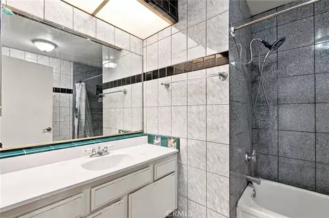 Bath - 3575 Philadelphia Ct, Riverside, CA 92503 photo 3 of 3