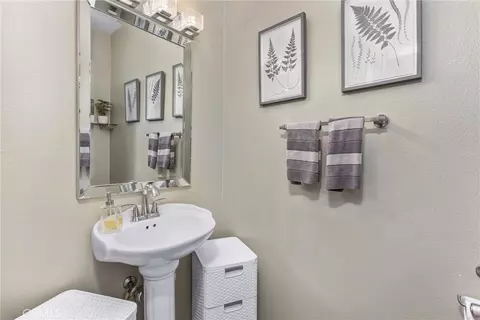 Bath - 1180 Reisling, Perris, CA 92571 photo 4 of 6