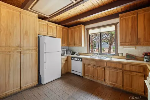 Kitchen - 1000 Willow, Big Bear City, CA 92314 photo 3 of 3