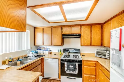 Kitchen - 11461 Oasis, Pinon Hills, CA 92372 photo 4 of 4