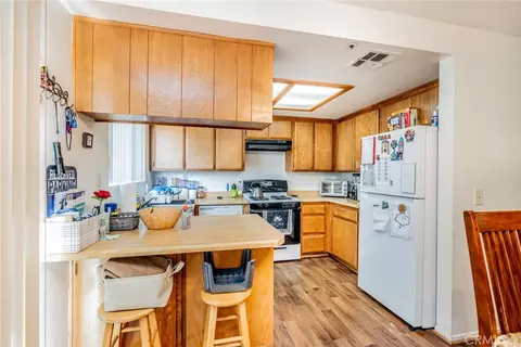Kitchen - 11461 Oasis, Pinon Hills, CA 92372 photo 3 of 4