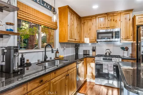 Kitchen - 371 Maple Dr, Lake Arrowhead, CA 92352 photo 2 of 2
