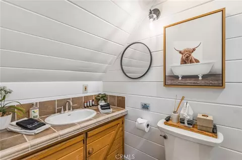 Bath - 371 Maple Dr, Lake Arrowhead, CA 92352 photo 3 of 4