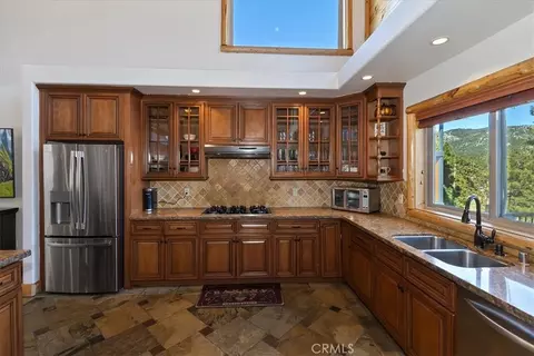 Kitchen - 42324 Eagle Ridge Rd, Big Bear Lake, CA 92315 photo 3 of 5