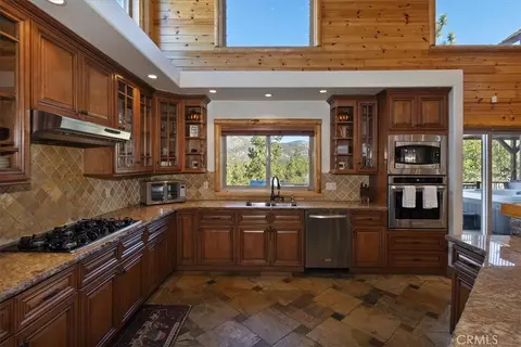 Kitchen - 42324 Eagle Ridge Rd, Big Bear Lake, CA 92315 photo 5 of 5