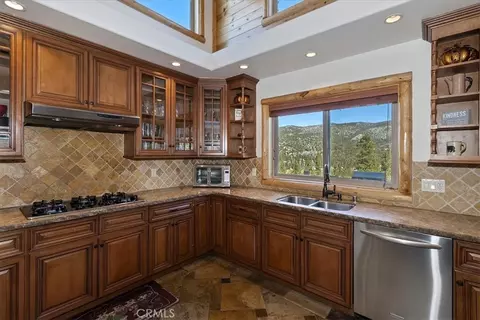Kitchen - 42324 Eagle Ridge Rd, Big Bear Lake, CA 92315 photo 4 of 5