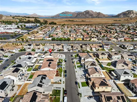 View/Area - 718 Torrey Ct, Perris, CA 92571 photo 3 of 6