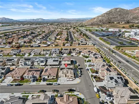 View/Area - 718 Torrey Ct, Perris, CA 92571 photo 4 of 6