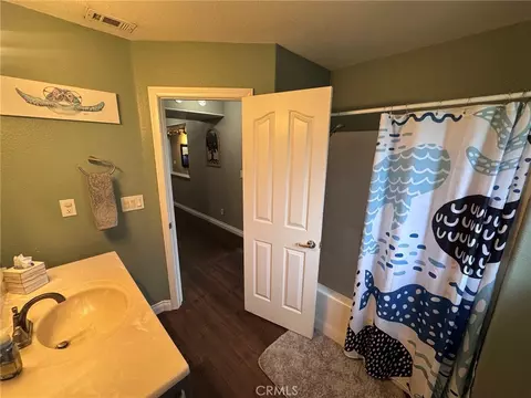 Bath - 5260 Desert View Ln, Wrightwood, CA 92397 photo 5 of 9