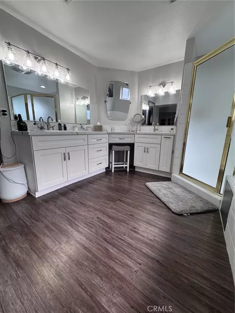 Bath - 5260 Desert View Ln, Wrightwood, CA 92397 photo 7 of 9