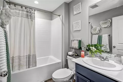 Bath - 4570 Eagle Ave, Perris, CA 92571 photo 2 of 4