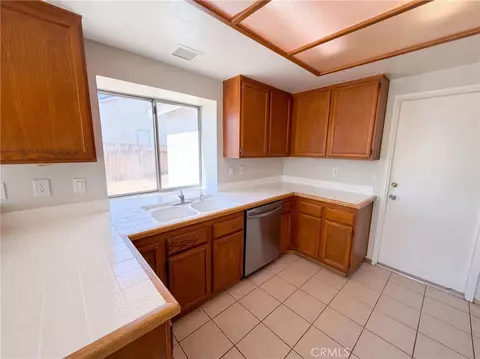 Kitchen - 13561 Glacier, Hesperia, CA 92345 photo 2 of 2
