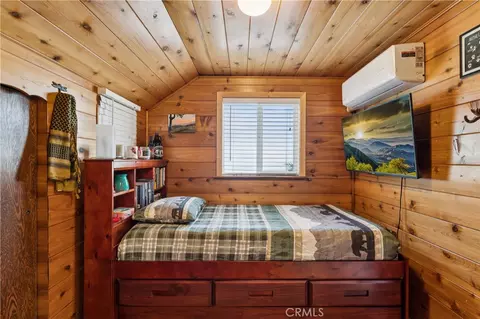 Bedroom - 24187 Rockview, Crestline, CA 92325 photo 2 of 3