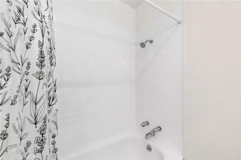 Bath - 3261 Wallingham Dr, Riverside, CA 92503 photo 2 of 4