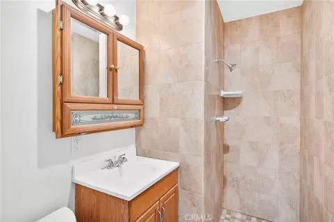 Bath - 3261 Wallingham Dr, Riverside, CA 92503 photo 4 of 4