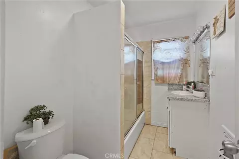 Bath - 332 W 11th St, Perris, CA 92570 photo 2 of 4