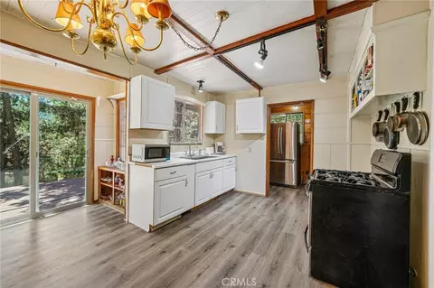 Kitchen - 42795 Cougar, Big Bear Lake, CA 92315 photo 1 of 2