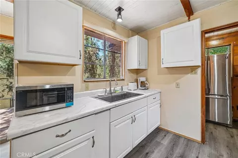 Kitchen - 42795 Cougar, Big Bear Lake, CA 92315 photo 2 of 2