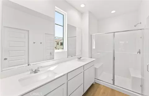 Bath - 108 Pickwick Lane Ct, Burbank, CA 91506 photo 2 of 2