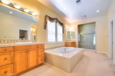 Bath - 16861 Ridge Clf, Riverside, CA 92503 photo 2 of 7