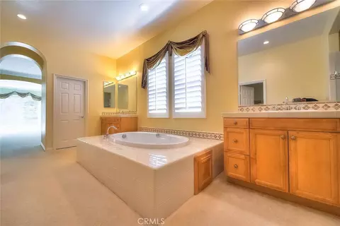 Bath - 16861 Ridge Clf, Riverside, CA 92503 photo 4 of 7