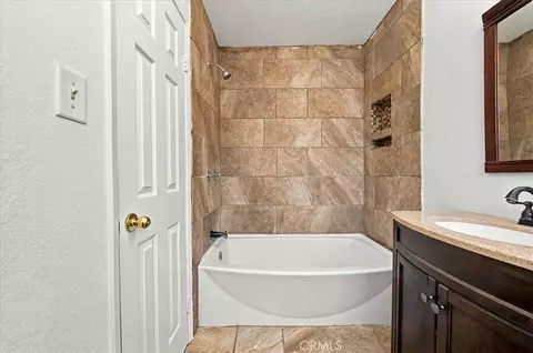 Bath - 6267 Sheridan Ct, Riverside, CA 92504 photo 4 of 4