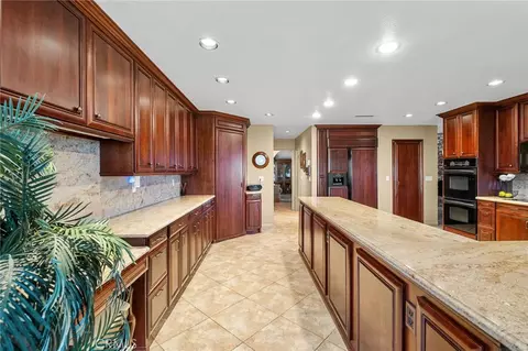 Kitchen - 14560 Viewcrest, Riverside, CA 92504 photo 5 of 6